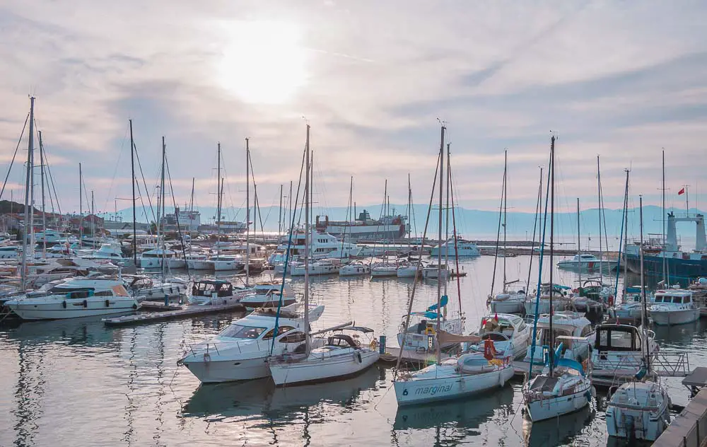 Yachthafen in Cesme mit Segelschiffen