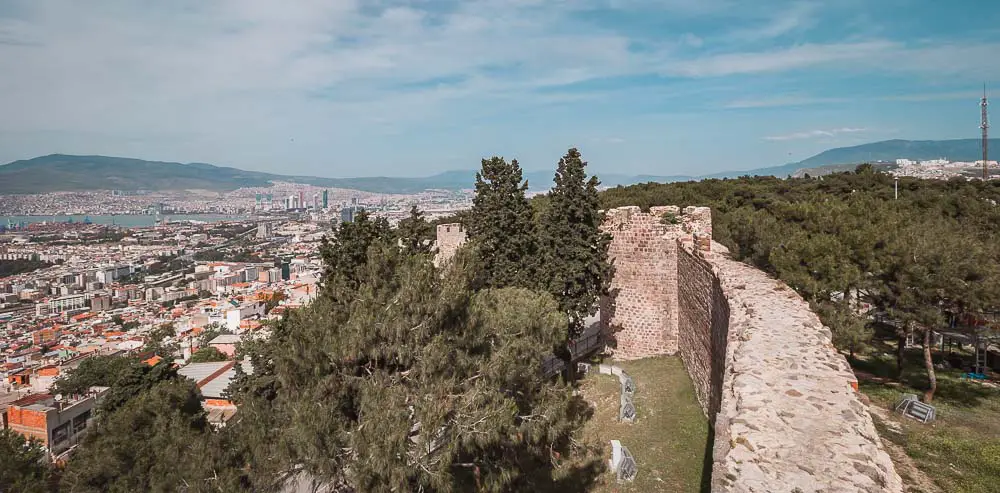 Ausblick auf die Altstadt von Izmir und das Meer aus der Burg Kadifekale
