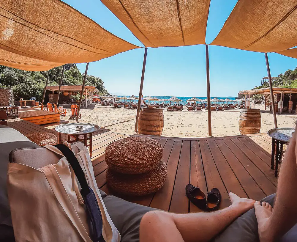 Sonnensegel und Liegeplatz am Strand mit Ausblick auf das Meer