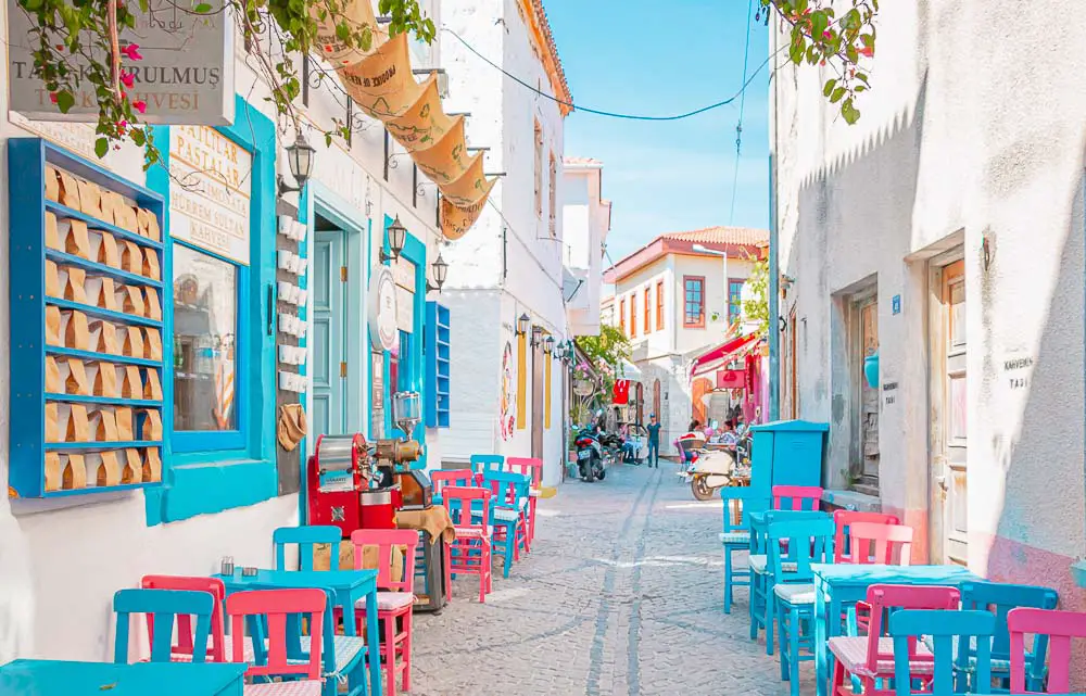 Gasse in Alacati in der Türkei