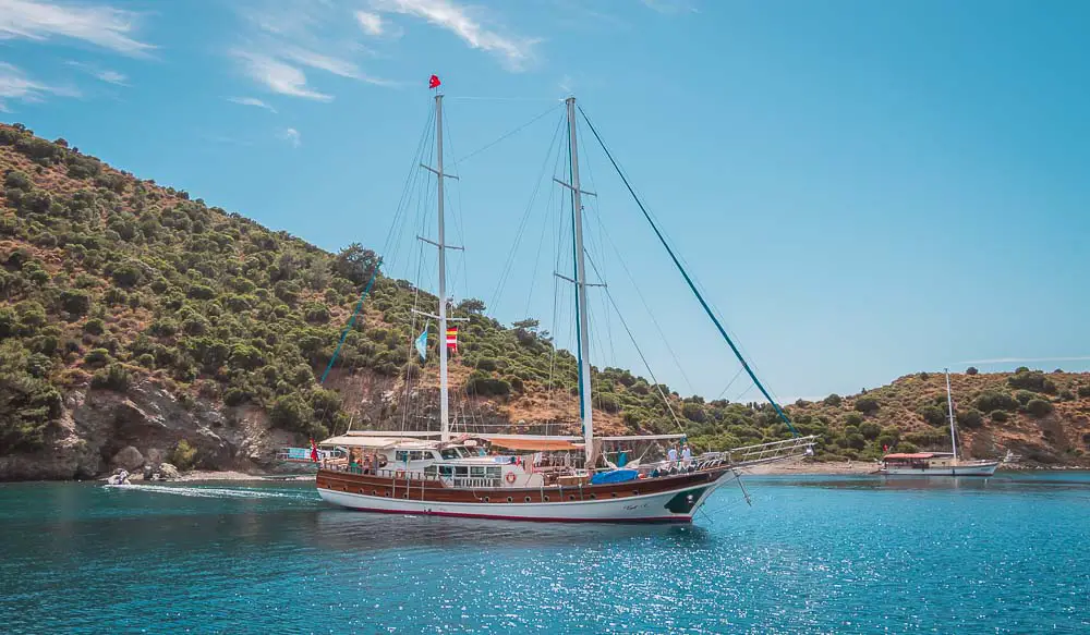 Gulet Motorsegelschiff in einer Bucht in der Türkei