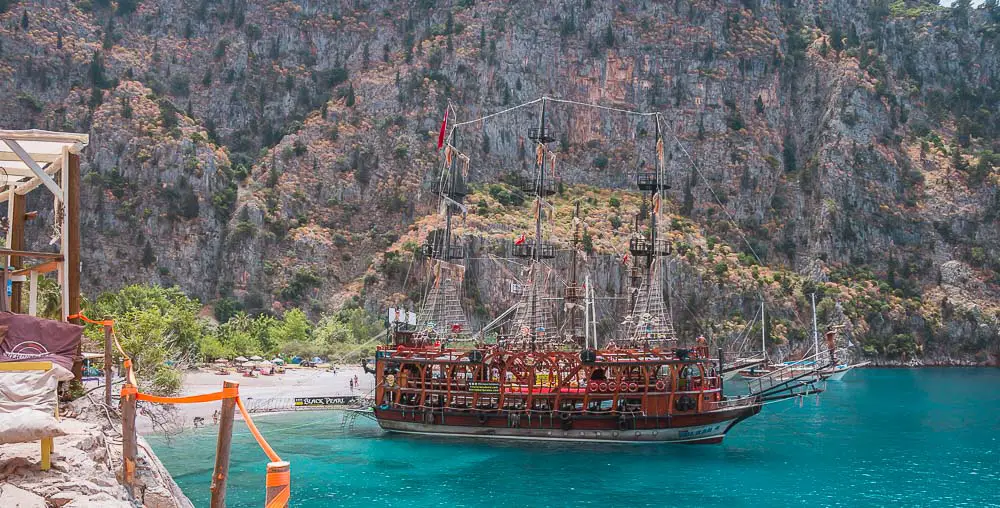 Black Pearl Ausflugsschiff im Butterfly Valley mit dem Strand