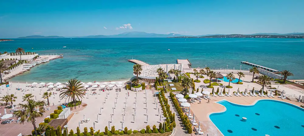 Sandstrand, Meer und Pool des Ilica Hotel Spa & Thermal Resort