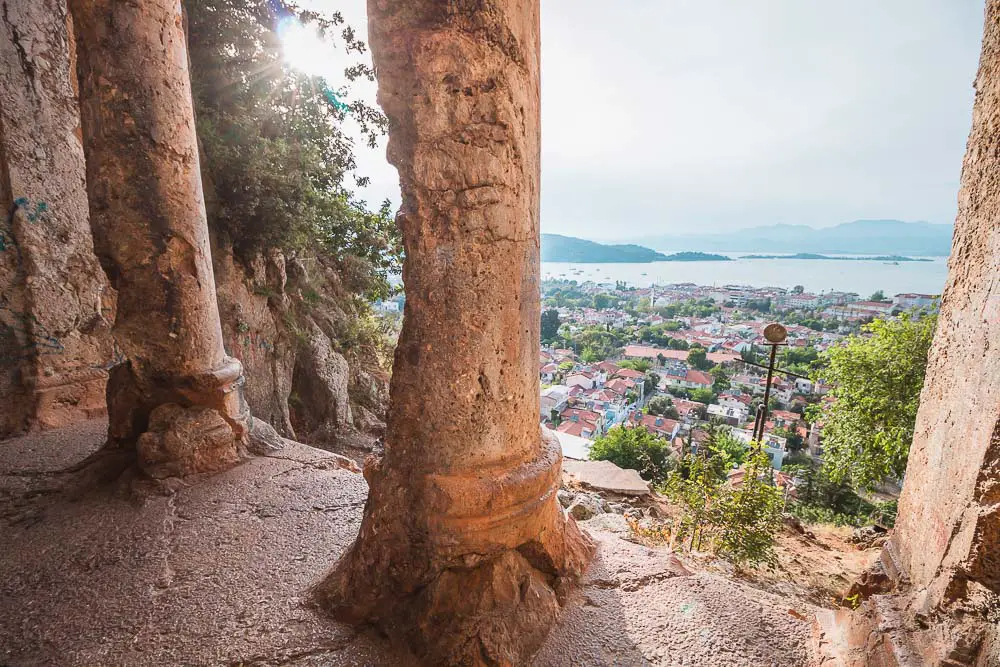 Blick aus dem Felsengrab des Amyntas auf Fethiye in der Türkei