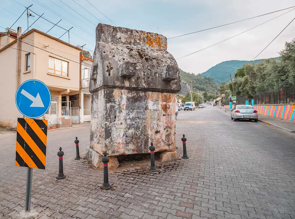 Lykisches Seefahrergrab in der Mitte einer Straße in Fethiye in der Türkei