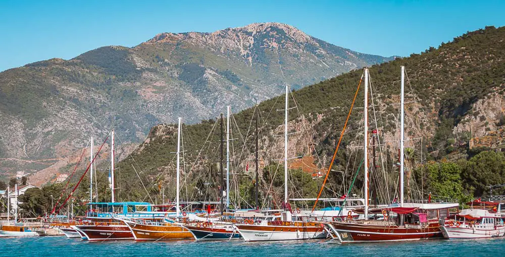 Türkische Gulet Schiffe im Hafen von Fethiye