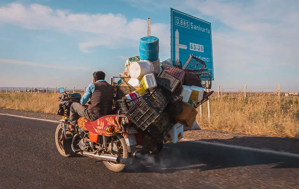 Motorradfahrer mit Beiwagen auf der Straße von Harran nach Sanliurfa