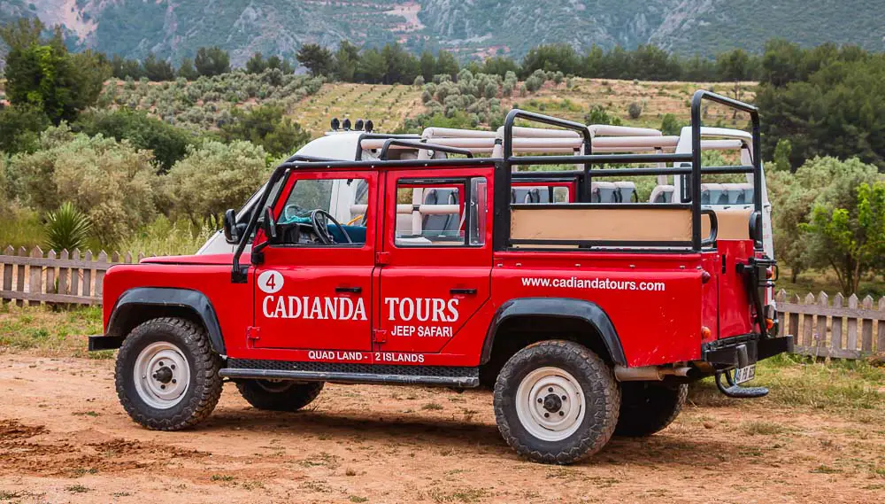 Roter Jeep für eine Jeep Safari auf einem Parkplatz