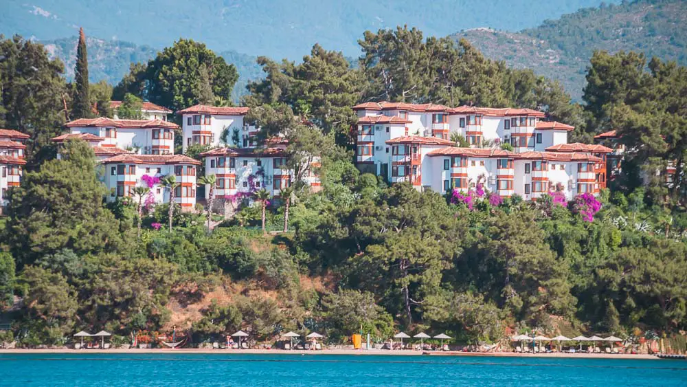 Häuser des Club und Hotel Letoonia mit dem Strand