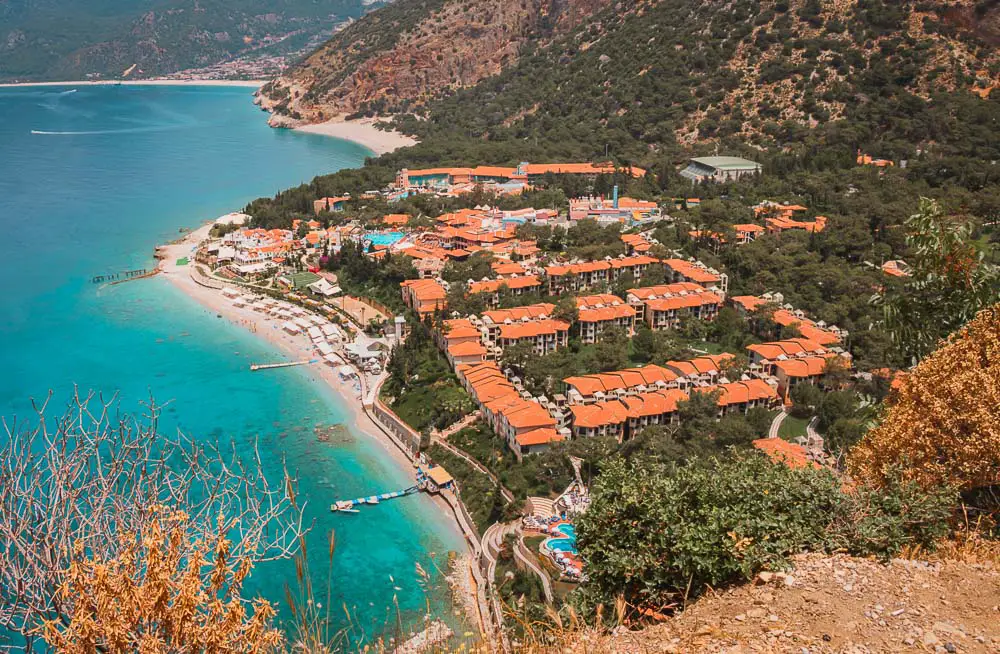Lykiaworld Ölüdeniz (5 Sterne Sentido Lykia Resort und Liberty Hotels Ölüdeniz) mit dem türkisblauen Meer davor