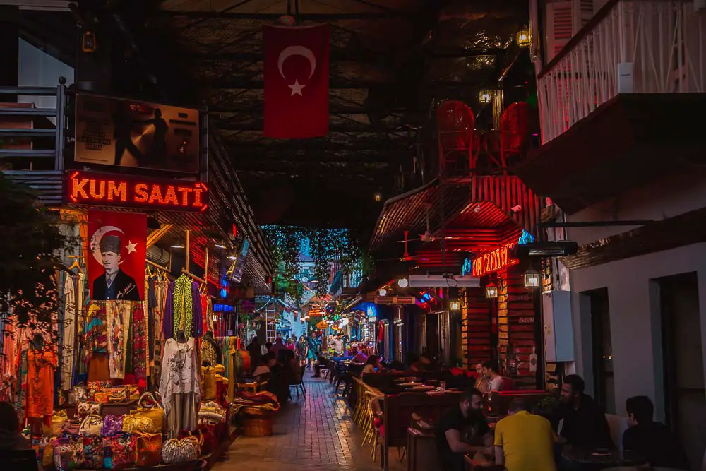 Bars in der Innenstadt von Fethiye am Abend