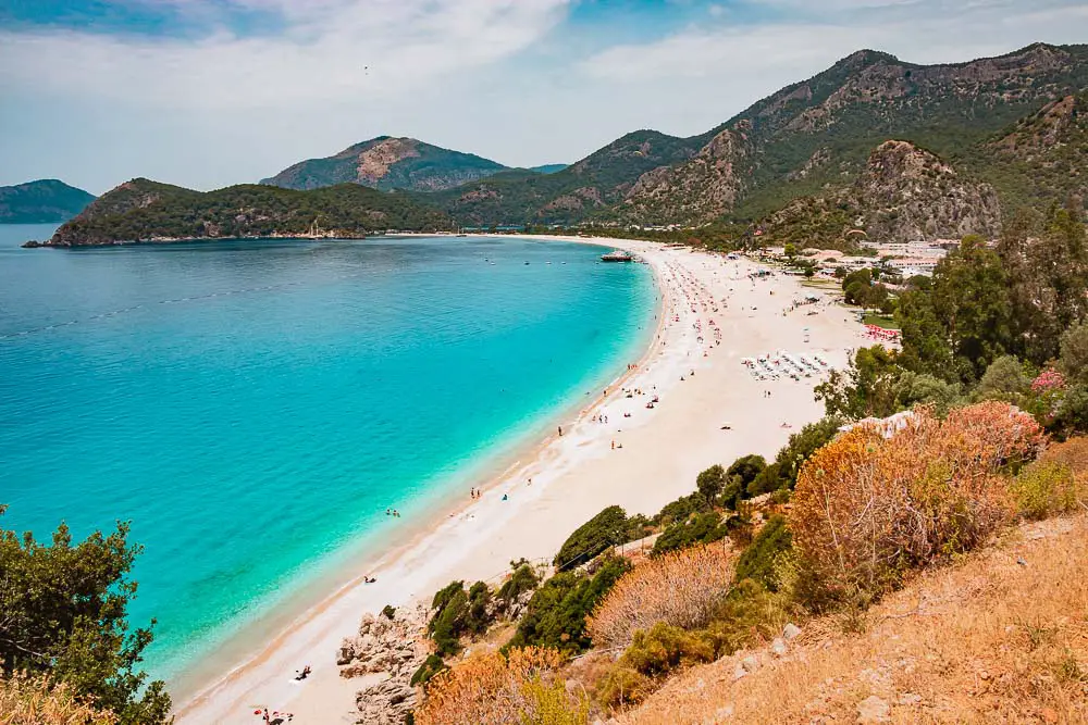 Ölüdeniz Sandstrand mit den Bergen und dem Meer