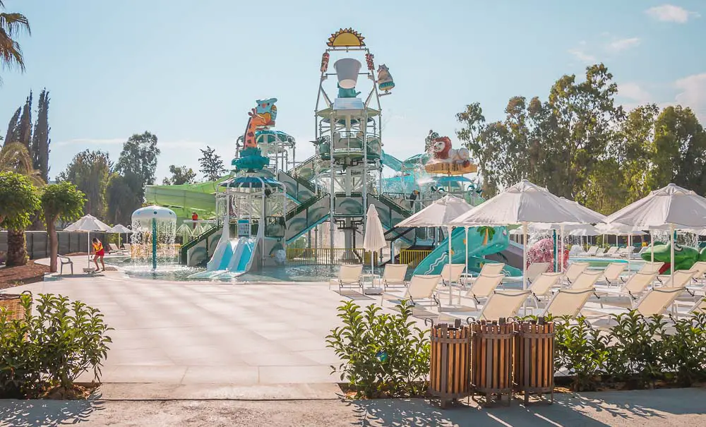 Kinderrutschen, Sonnenschirme, Pool und Sonnenliegen im Aquapark des Paloma Orenda & Finesse Resort