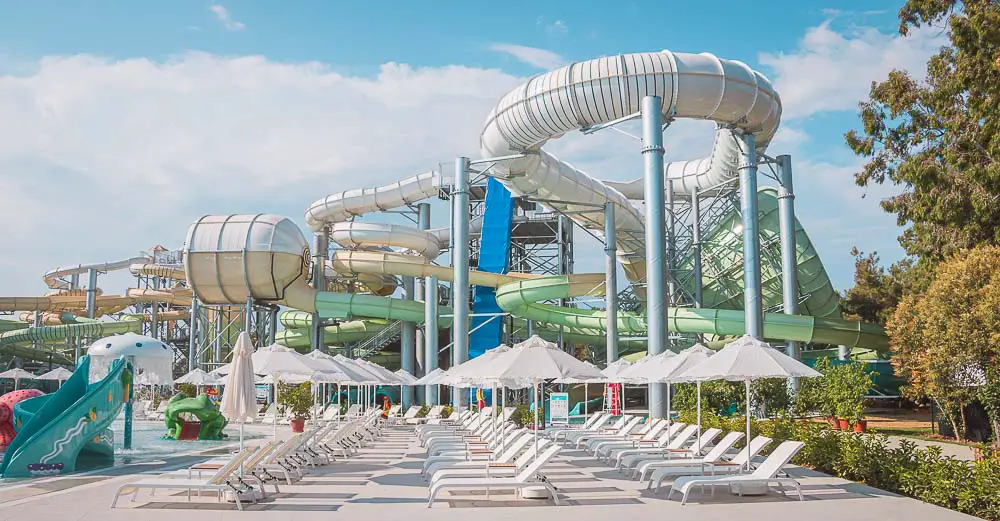 Rutschen, Pool, Liegestühle und Sonnenschirme im Aquapark des Paloma Orenda & Finesse Resort