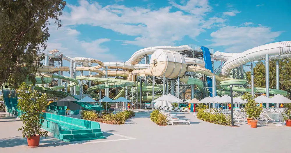 Rutschen, Sonnenschirme und Liegestühle im Aquapark des Paloma Orenda & Finesse Resort