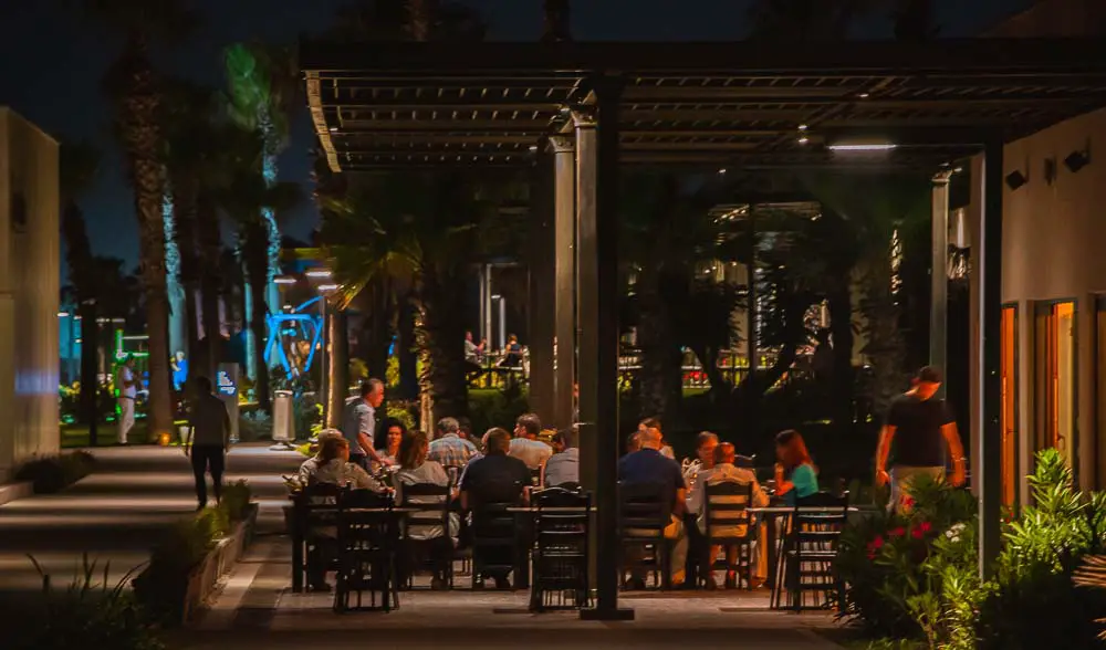 Sitzplätze im BBQ & Grill Restaurant im Paloma Orenda Resort in der Nacht