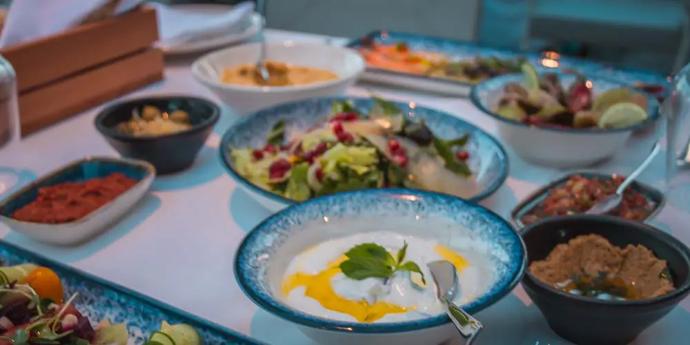 Mezze mit Hummus, Salat, Joghurt und Gemüse