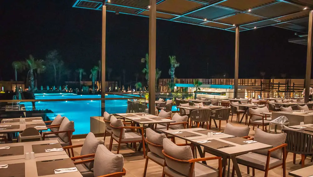 Blick vom Hauptrestaurant des Paloma Orenda Resort nach dem Abendessen auf den Pool