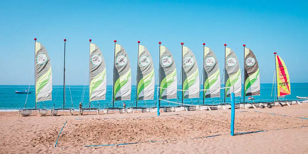 Mehrere Katamaran Segelschiffe am Strand