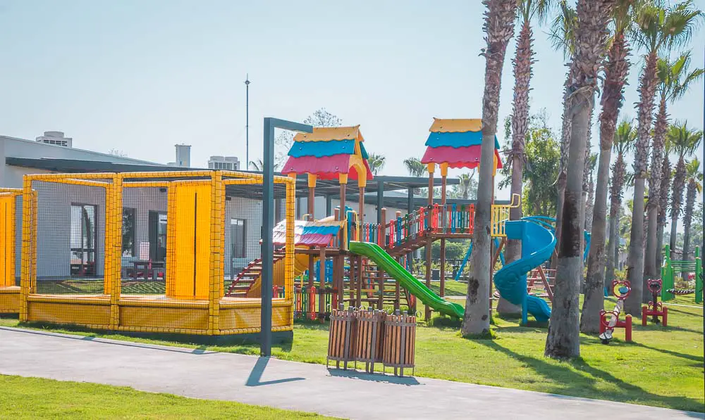 Kinderspielplatz mit Rutschen, einer Hüpfburg und Schaukeln