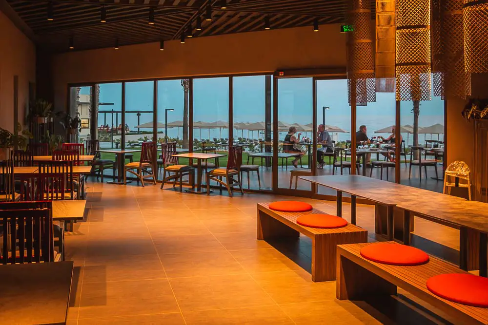 Innere des Wabi Sabi Restaurant mit Ausblick auf das Meer