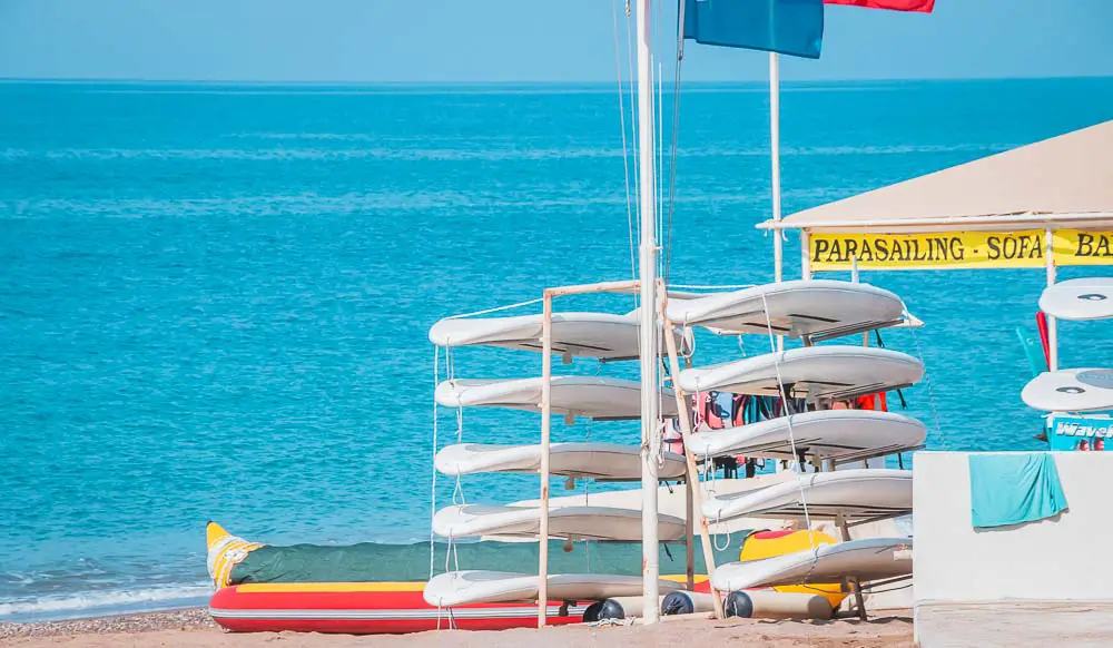 Surfbretter und Parasailing-Station mit Blick auf das Meer