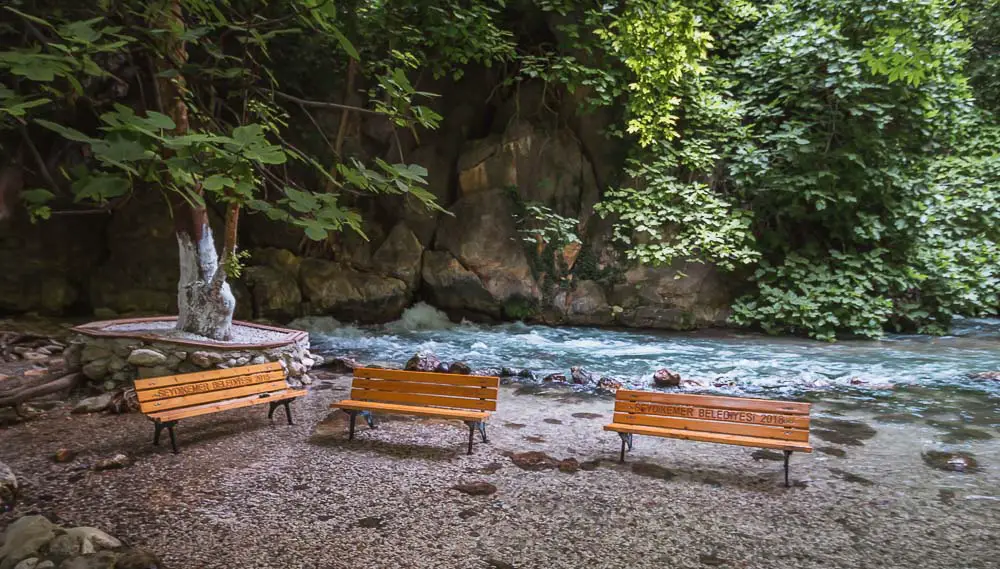 Sitzbänke im Wasser im Canyon