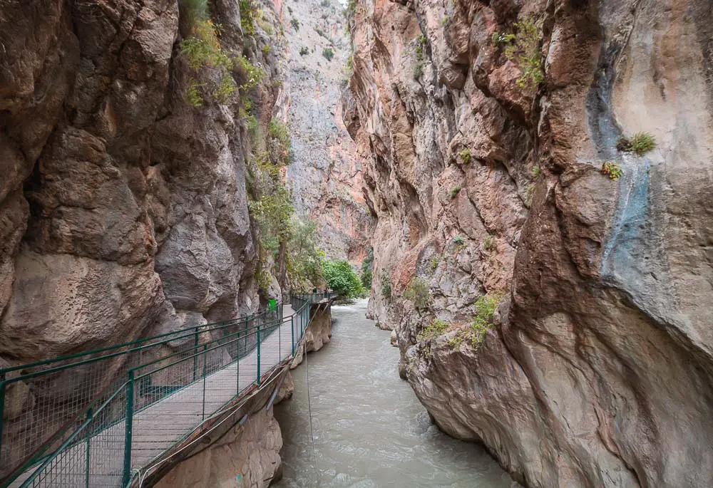 Eingang in den Kanyon mit dem Gehweg und hohen Felswänden