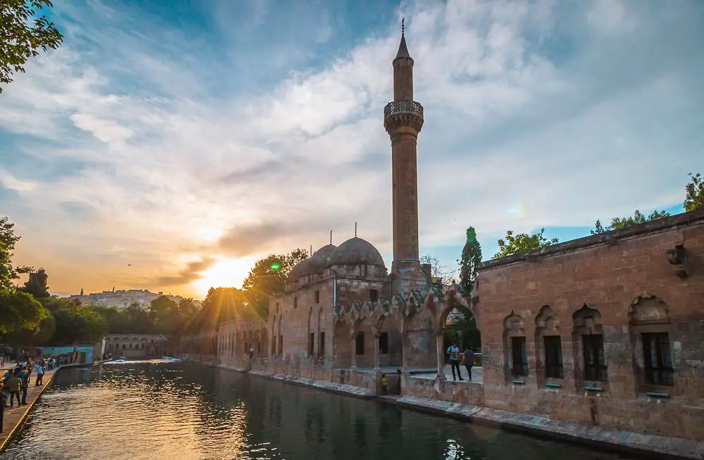 Balikli Göl in Sanliurfa zum Sonnenuntergang mit der Moschee