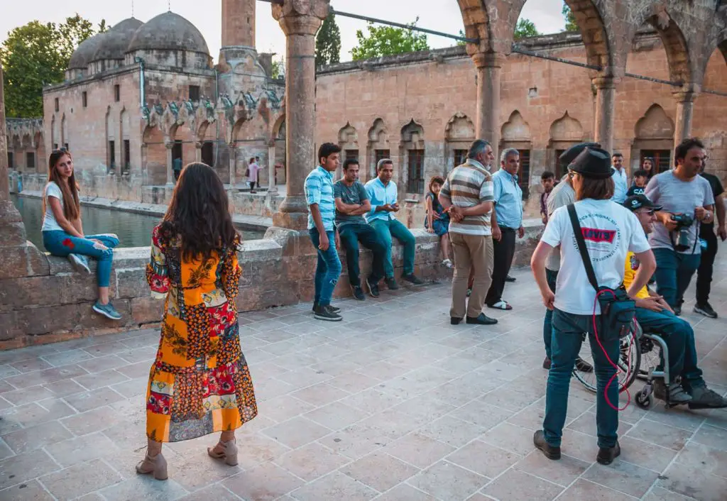 Zwei Frauen machen Selfies am Balikli Göl in Sanliurfa