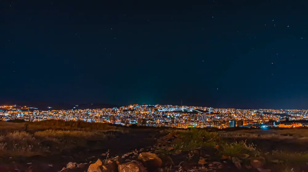 Sanliurfa in der Türkei in der Nacht mit einem Sternenhimmel