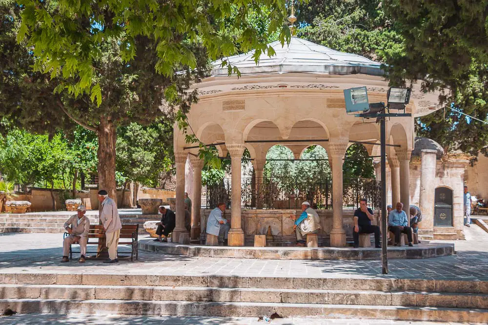 Brunnen einer Moschee in Südostanatolien mit Männern davor