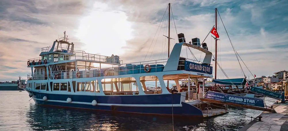 Schiff im Hafen von Cesme im Sonnenuntergang