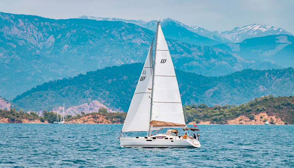 Segelschiff in der Bucht von Göcek mit Bergen im Hintergrund