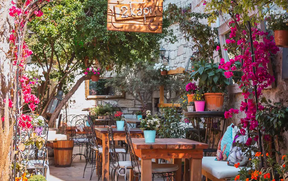 Bougainvillea in den Gassen von Cesme