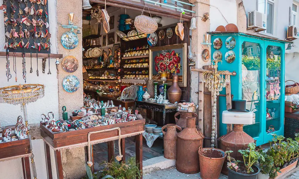 Laden in der Altstadt von Alacati mit Souvenirs, Antiquitäten und Blumen