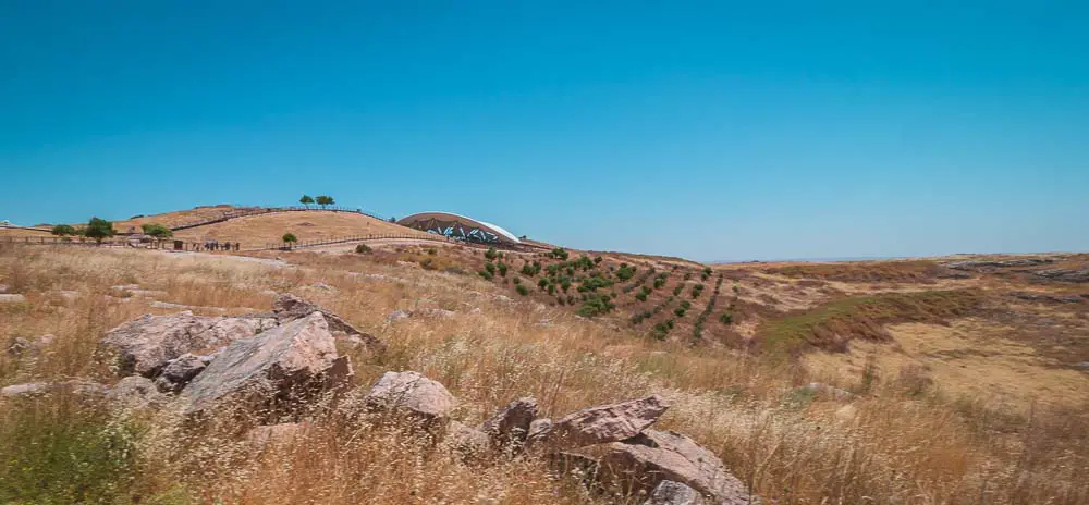 Dach der Ausgrabung von Göbekli Tepe mit dem umliegenden Feld