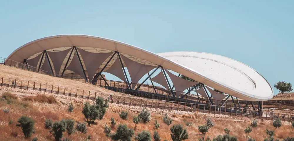 Dach der Ausgrabung von Göbekli Tepe mit dem umliegenden Feld