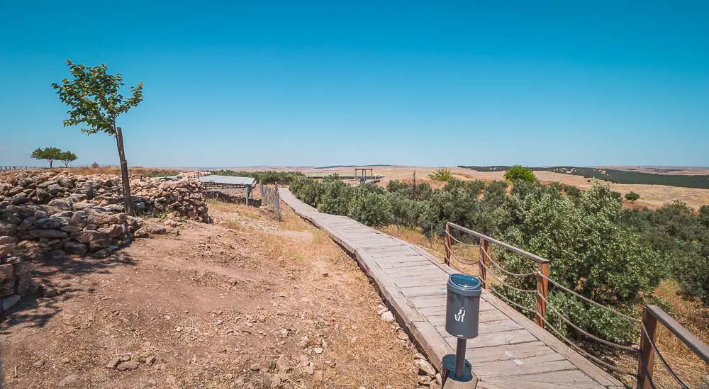 Hintere Seite der Ausgrabungsstätte von Göbekli Tepe