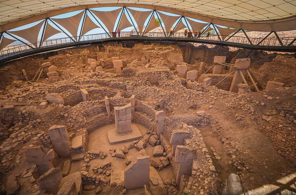 Ausgrabung in Göbekli Tepe mit den T-Steinen und dem neuen Dach