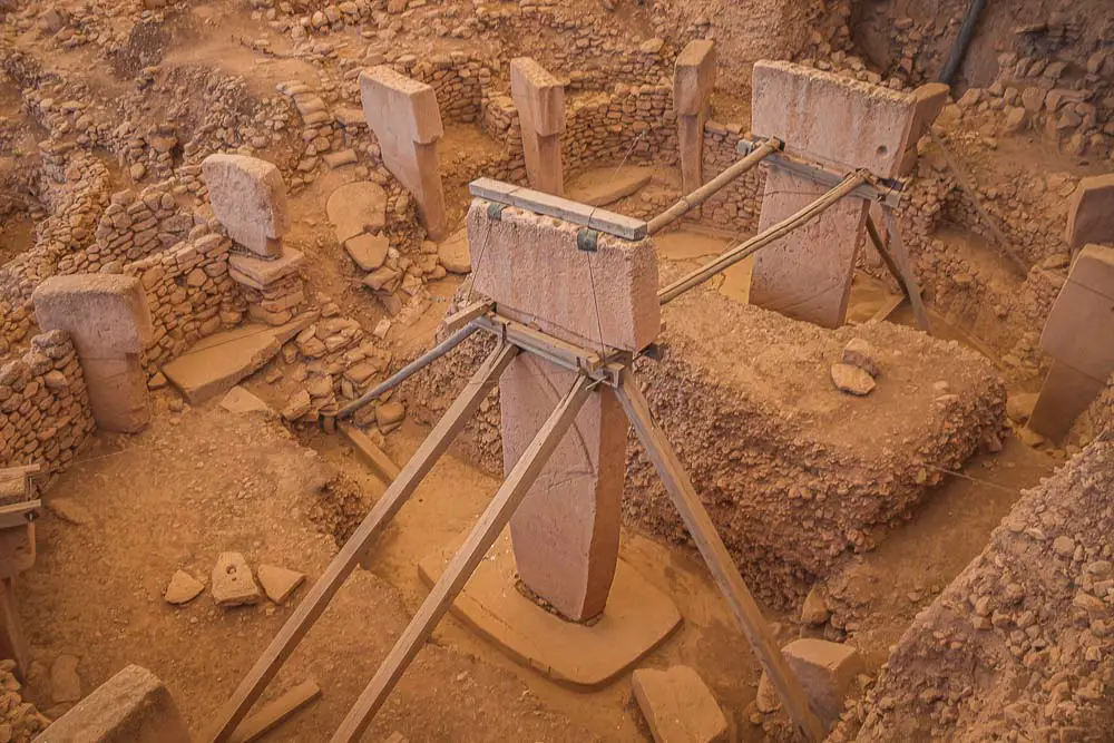 Mit Holzrahmen gesicherte T Steine in der Ausgrabungsstelle