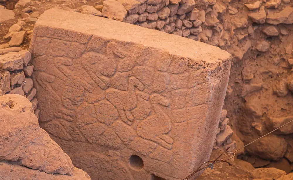 Steinfiguren in Form von Vögeln auf einem der T- Steine