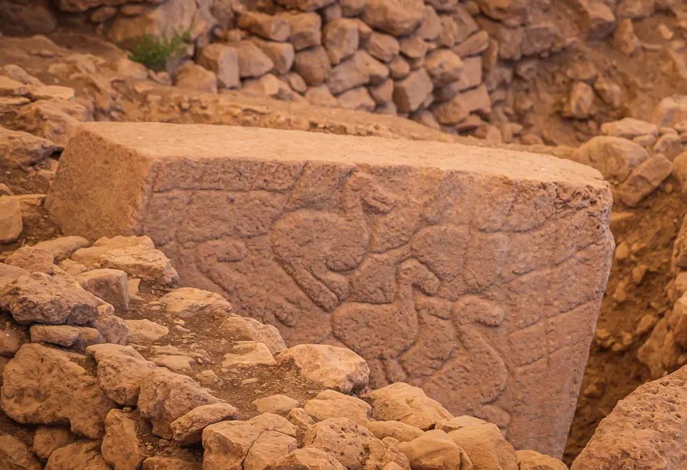 Steinfiguren in Form von Vögeln auf einem der T- Steine