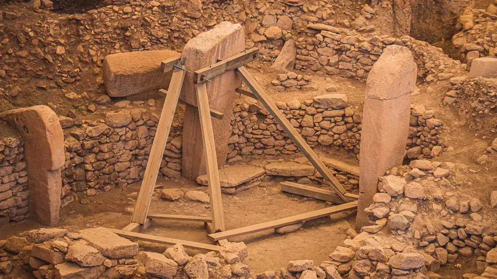 Kleine T-Steine in der Ausgrabung von Göbekli Tepe