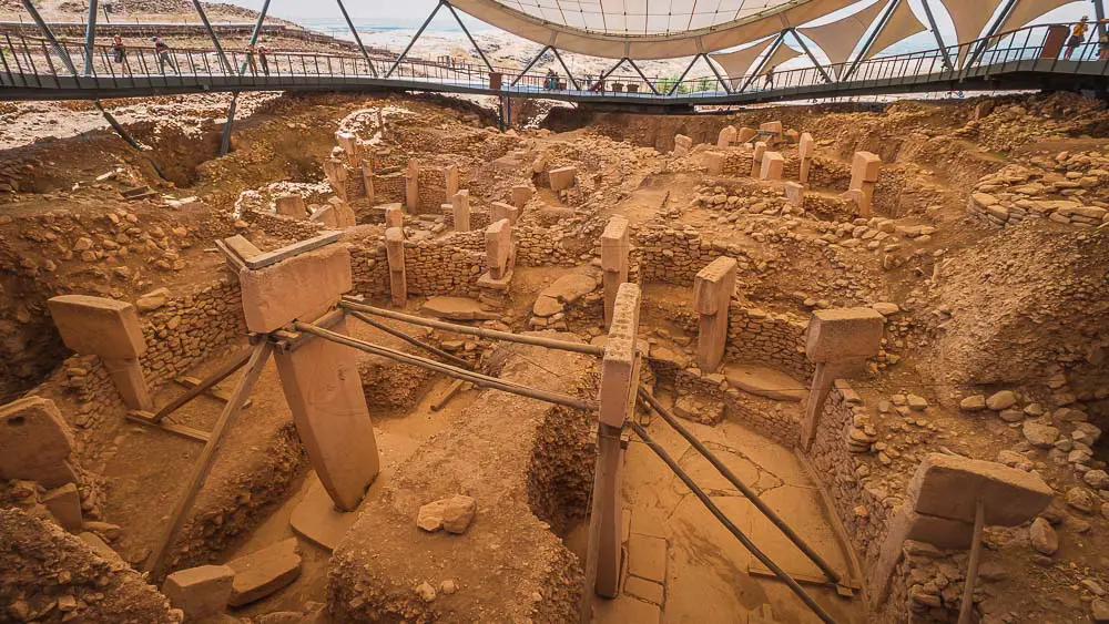 Dach der Ausgraung in Göbekli Tepe mit T-Steinen