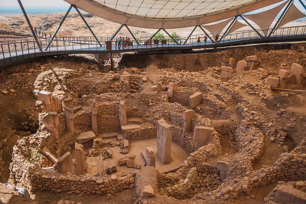 Dach der Ausgraung in Göbekli Tepe mit T-Steinen