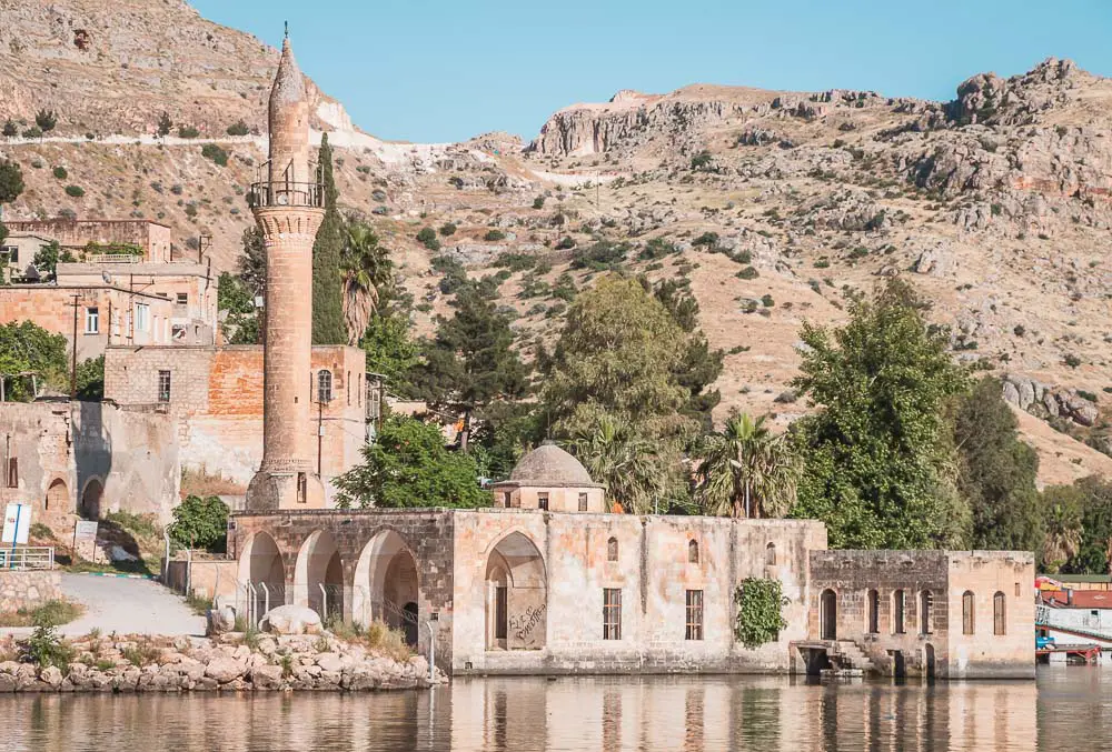 Moschee im neuen Halfeti mit dem Dorf im Hintergrund