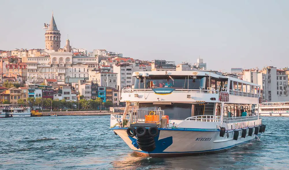 Bosporusfahre von Istanbul Welcome Card mit dem Goldenen Horn, Bosporus und dem Galataturm im Hintergrund