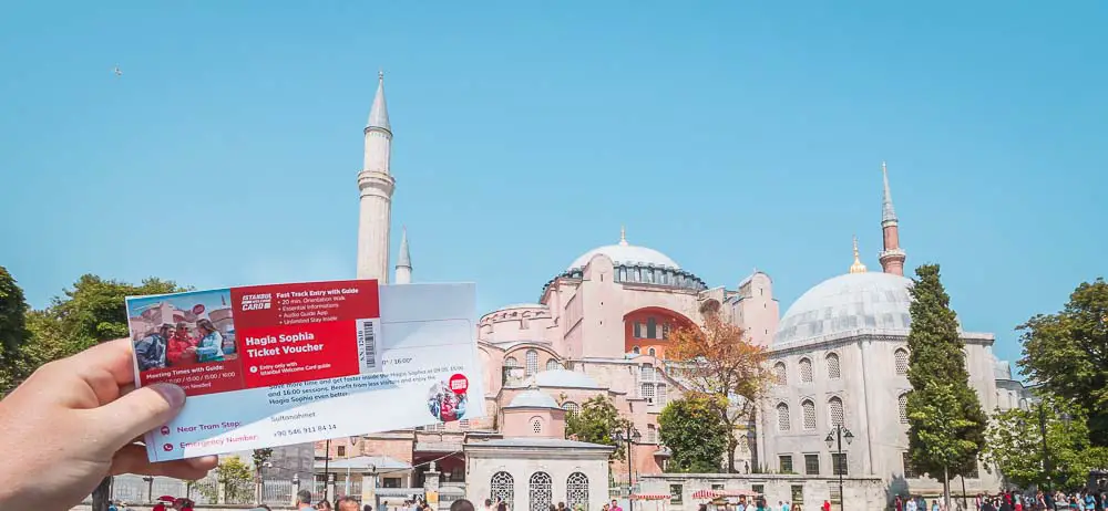 Fast Lane Ticket für die Hagia Sophia von Istanbul Welcome Card mit der Hagia Sophia im Hintergrund