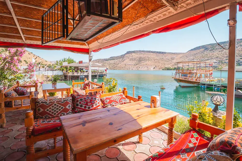 Restaurant am Ufer des Euphrat in Halfeti mit Sitzbänken und Blick auf den Fluss